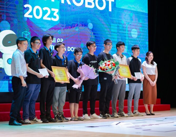 HỌC VIỆN CÔNG NGHỆ BƯU CHÍNH VIỄN THÔNG TỔ CHỨC CUỘC THI “LẬP TRÌNH ROBOT NĂM 2023” VÀ XÂY DỰNG HƯỚNG ĐI ĐẶC SẮC TRONG ĐÀO TẠO KỸ SƯ NGÀNH KỸ THUẬT